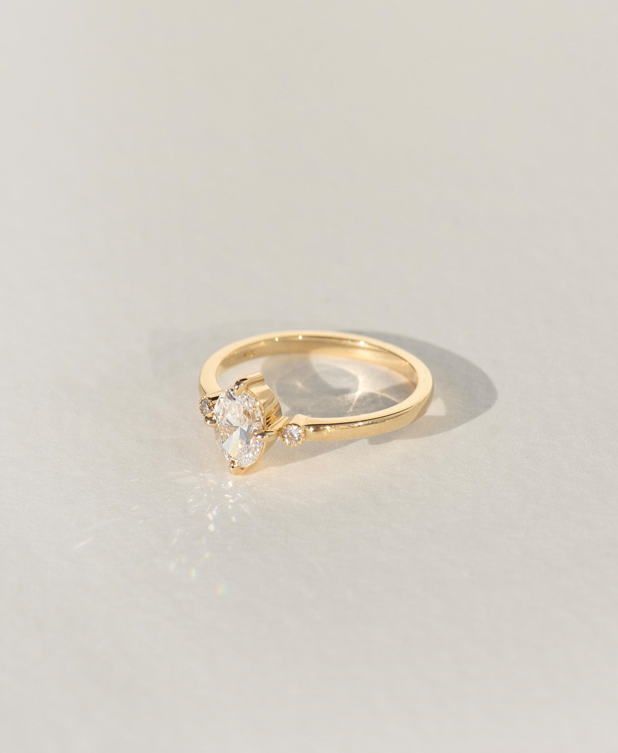 Claridad Engagement Ring - 18k Yellow Gold, Oval Cut Diamond 0.70 carat