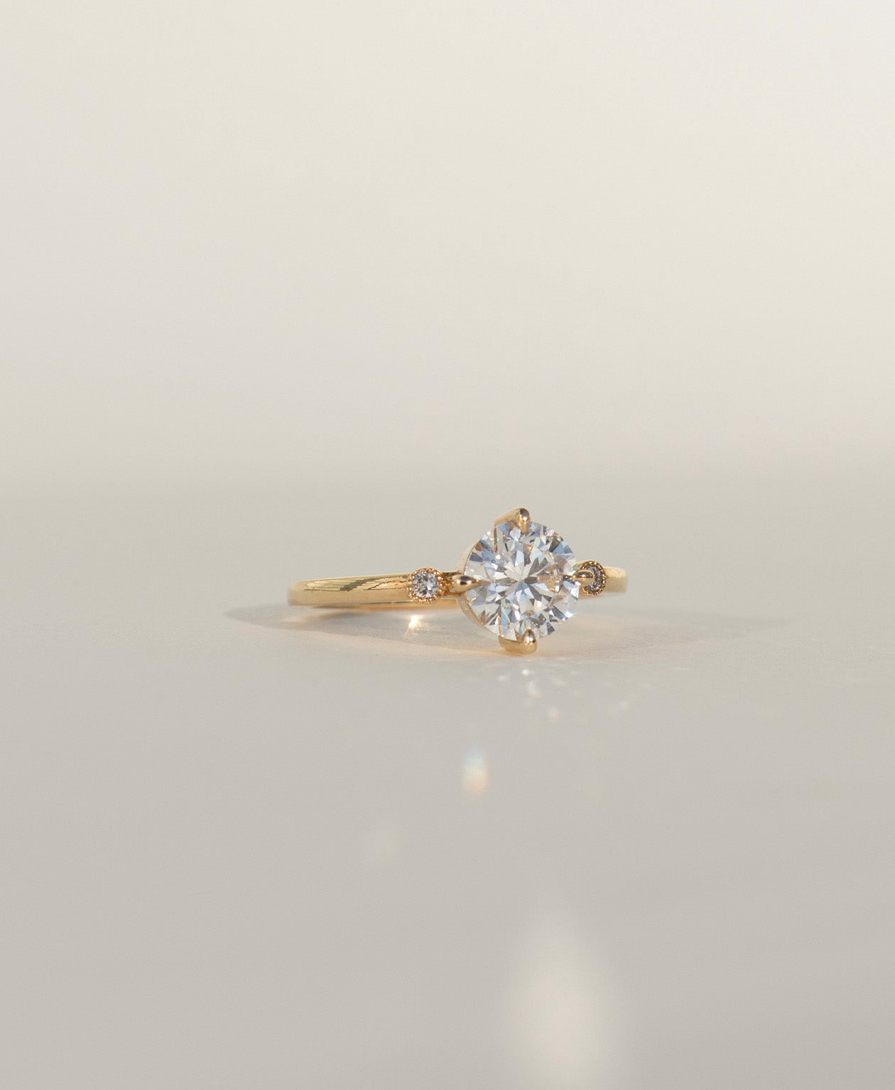 Claridad Engagement Ring - 18k Yellow Gold, Round Cut Diamond 1.03 carat