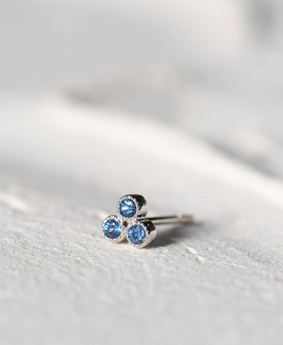 Three Friends 2mm Single Stud / 18k White Gold / Blue Sapphire